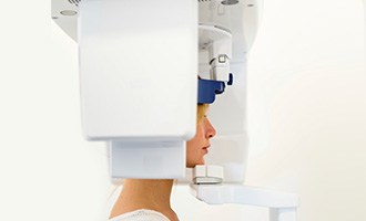 Patient receiving 3D cone beam scan